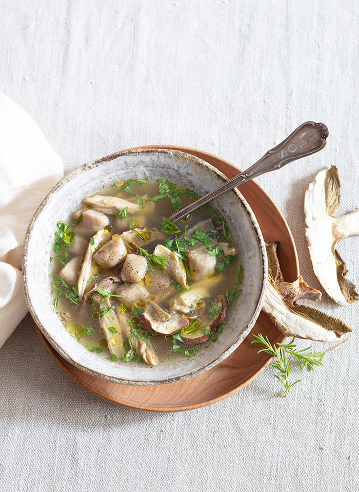 Gnocchi à base de pain, bouillon de poulet. Recette de Laura Zavan