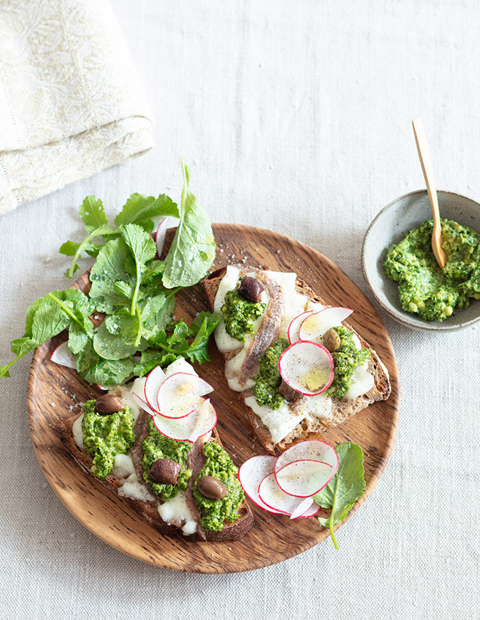 Bruschetta aux pesto de fanes de radis, recette de Laura Zavan