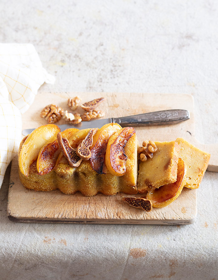 Gâteau de polenta, figues séchées et pommes dorées